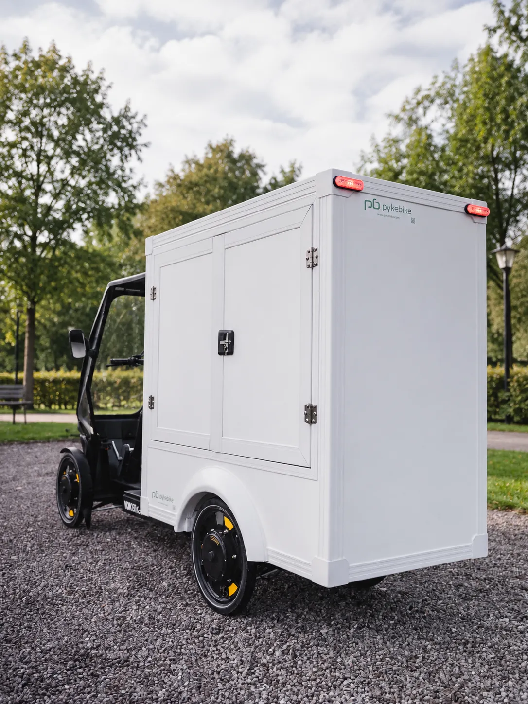Rower cargo VOK z białą zabudową izotermiczną PykeBike