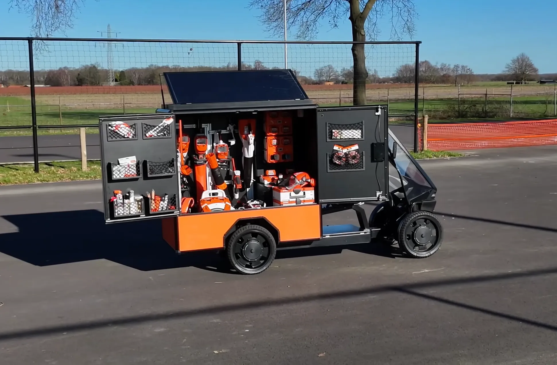 Rower cargo VOK z otwartą zabudową serwisową i narzędziami STIHL